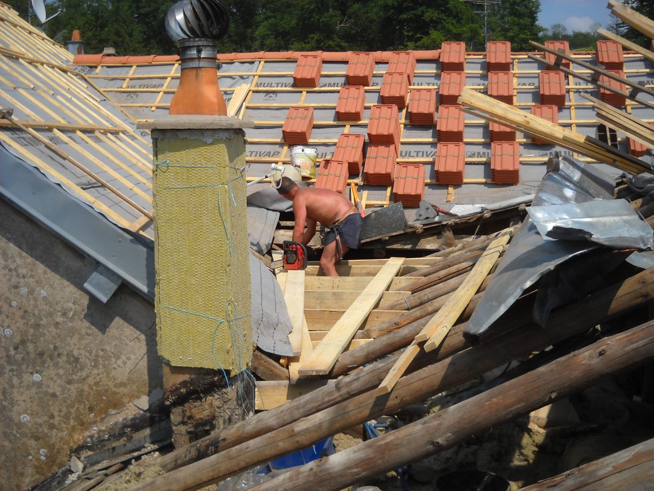 Chantier de couverture, pose de tuiles