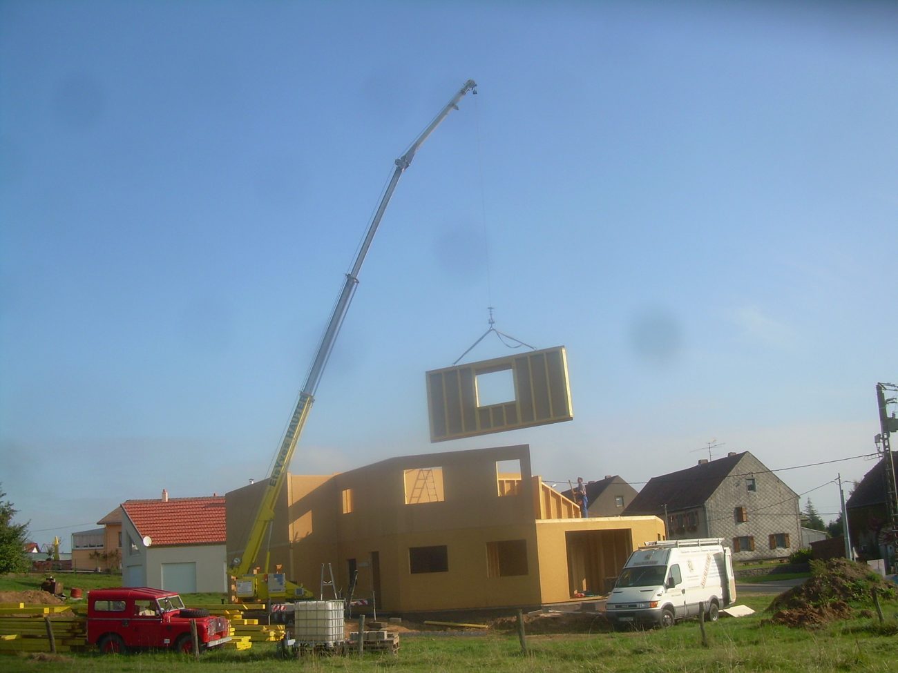 Levage d'un mur en ossature bois à la grue