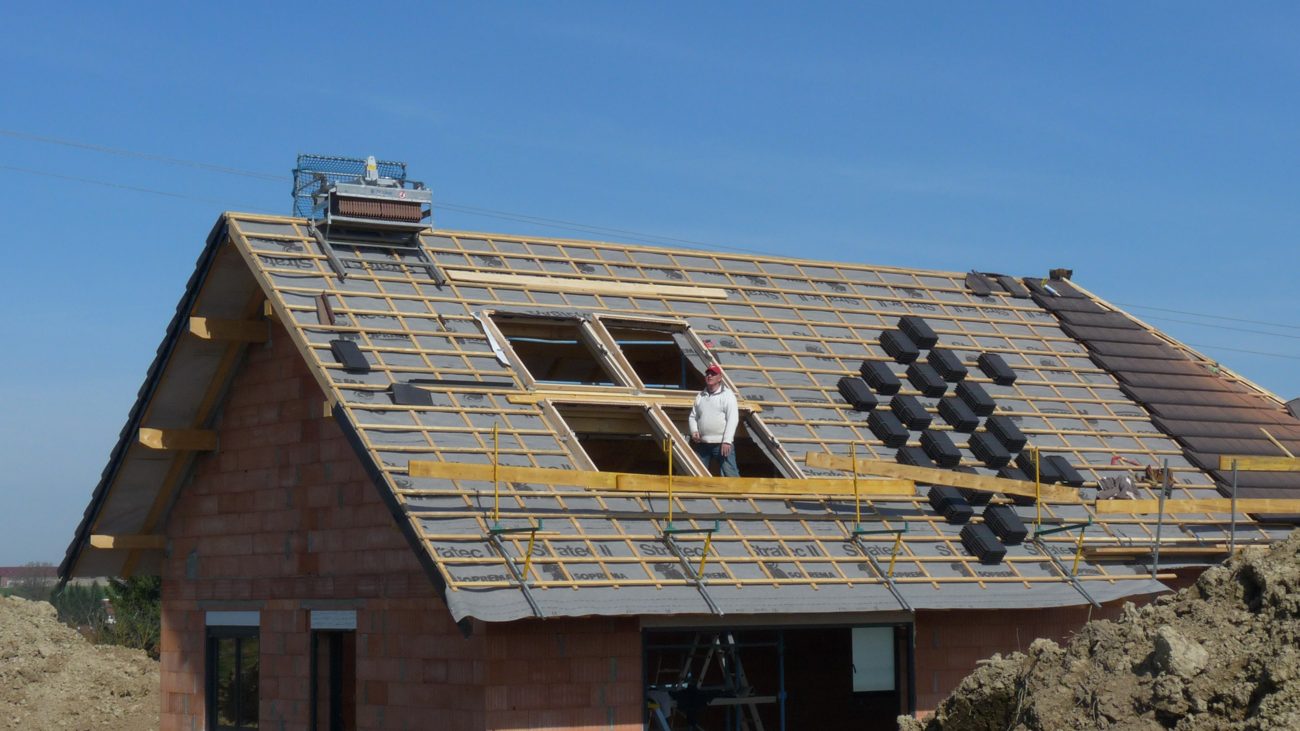 Pose de fenêtres de toit Velux sur charpente neuve